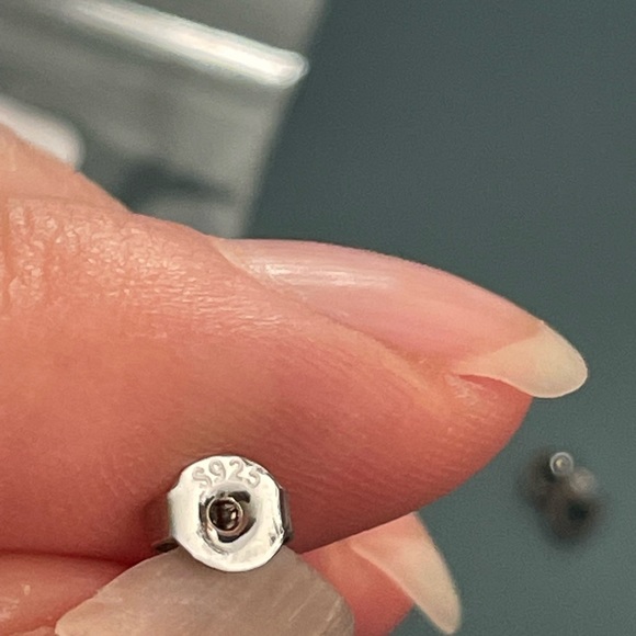 0.84Ct Round Cut Simulated Diamonds Silver Stud Earrings - Picture 16 of 17